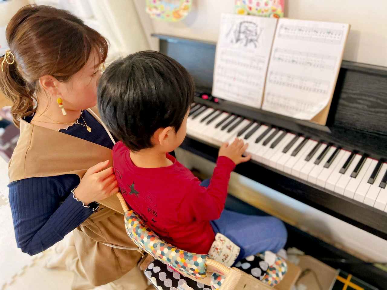 小さなお子様にやさしく指導する様子