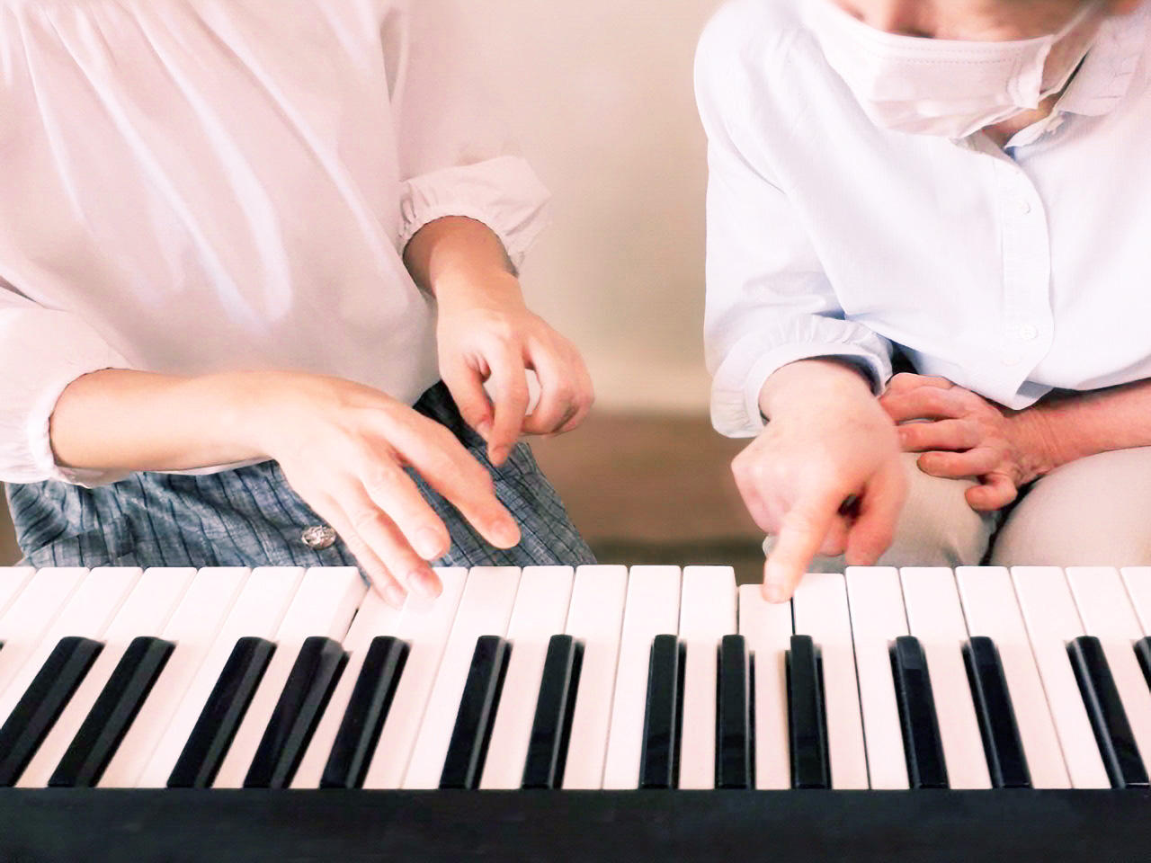 生徒さんがピアノに楽しそうに触れる様子