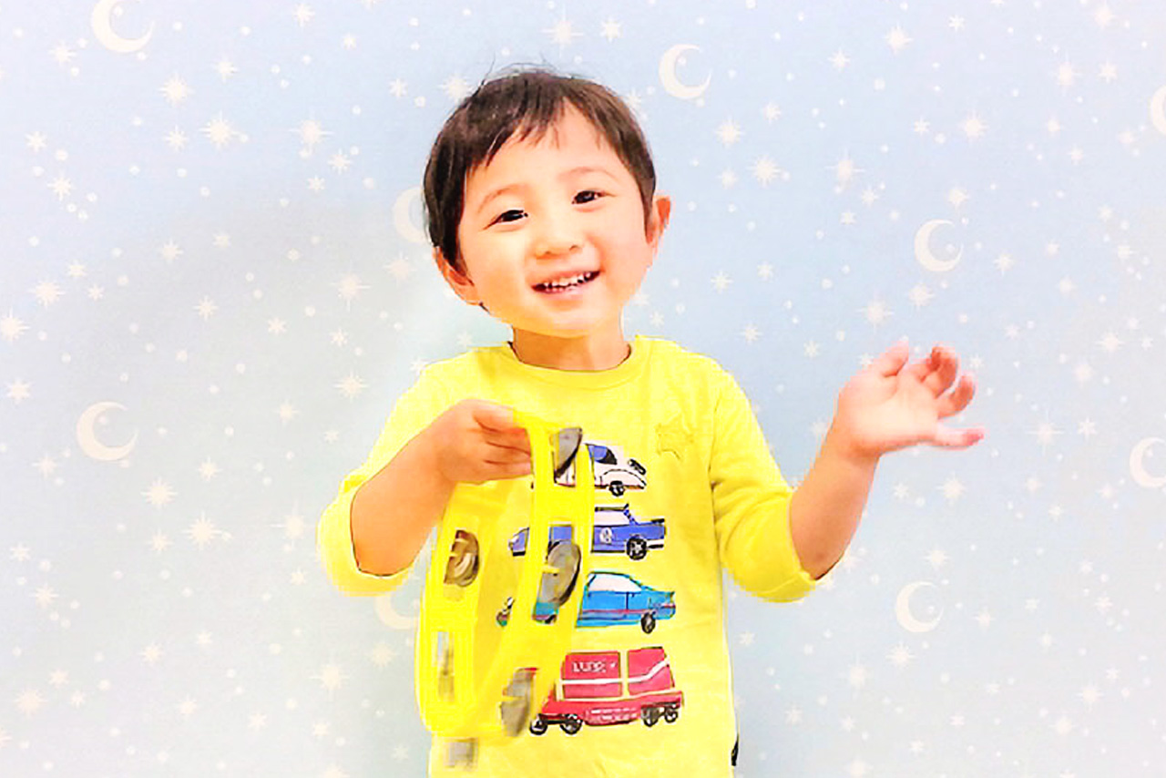 タンバリンを楽しそうに演奏するお子様の様子